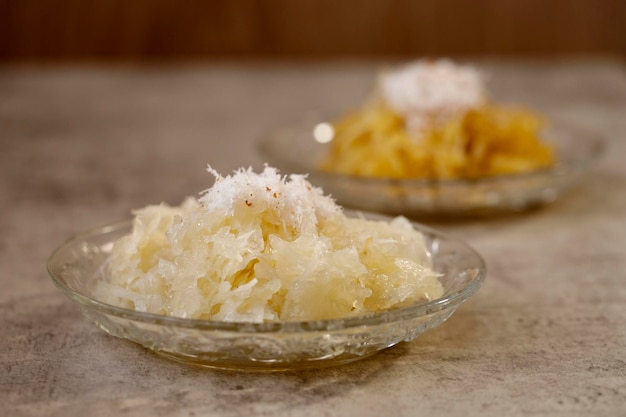 Савут, индонезийская еда, приготовленная из тертой на пару маниоки, пальмового сахара, листьев пандана и соли. подается с тертым кокосом.