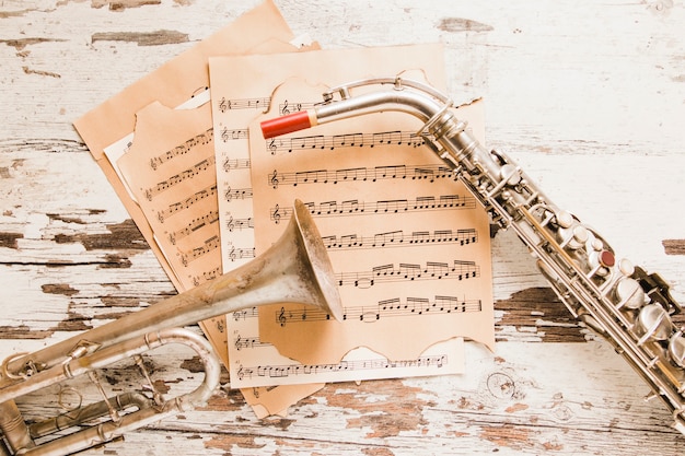 Саксофон и труба на нотах