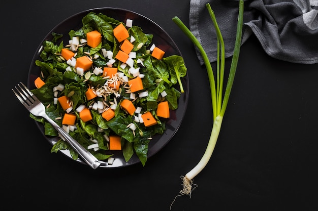 Scalogno vicino insalata di verdure