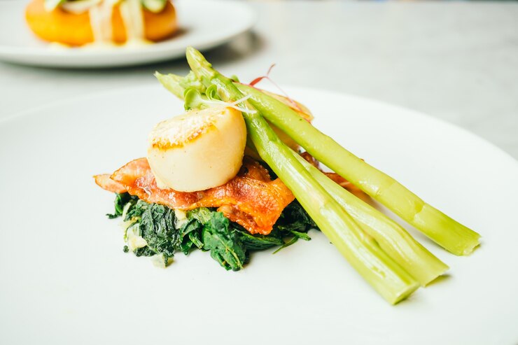 Free Photo scallops shell with bacon and asparagus