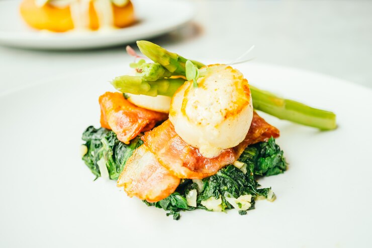 Free Photo scallops shell with bacon and asparagus