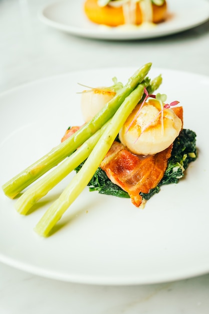 Scallops shell con pancetta e asparagi