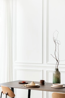スカンジナビアのデザインのリビングルーム、木製のダイニングテーブルの家のインテリア