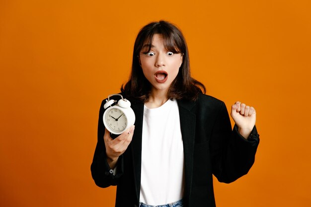 警報鐘在手中 穿著黑色外套的年輕美麗女性 孤立在<unk>色背景上 33