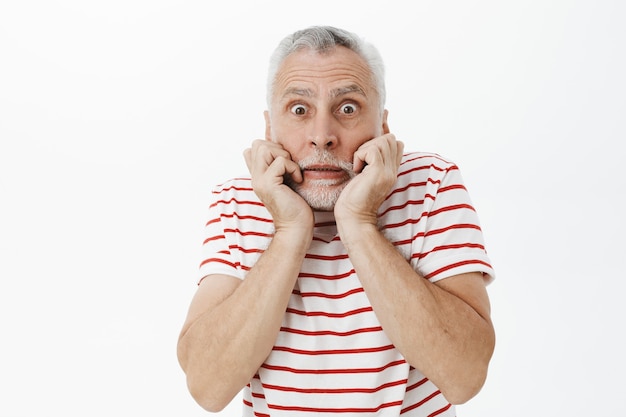 Free photo scared and insecure elderly bearded man looking frightened and concerned