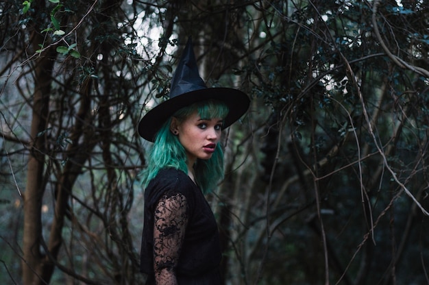 Испуганная ведьма в туманном лесу