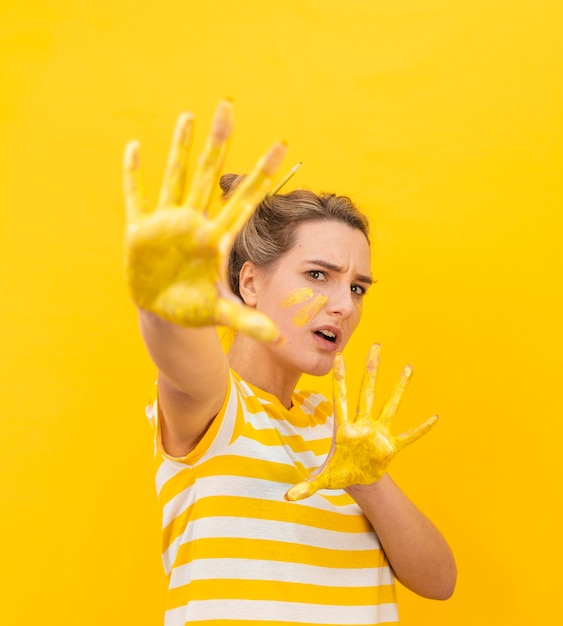 Foto gratuita donna spaventata con le mani dipinte