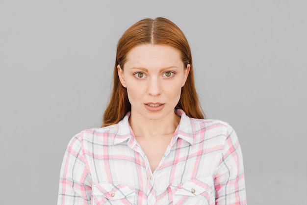 Free photo scared young woman in studio