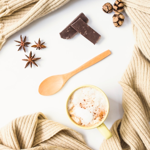 Foto gratuita sciarpa attorno a caffè e spezie