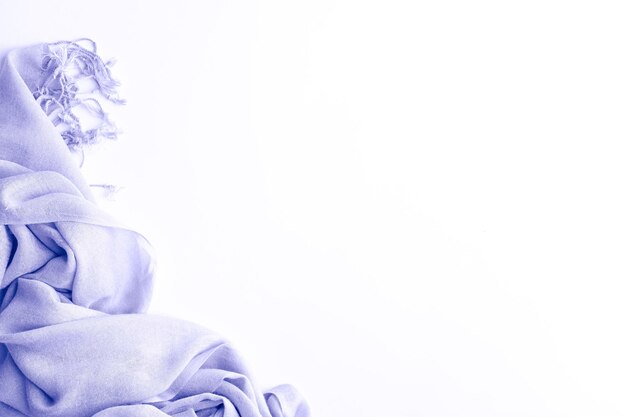 Шарф на белом фоне Цвет 2022 очень пери текстура ткани для дизайна Светло-фиолетовый синий абстрактный женский шарф Вид сверху