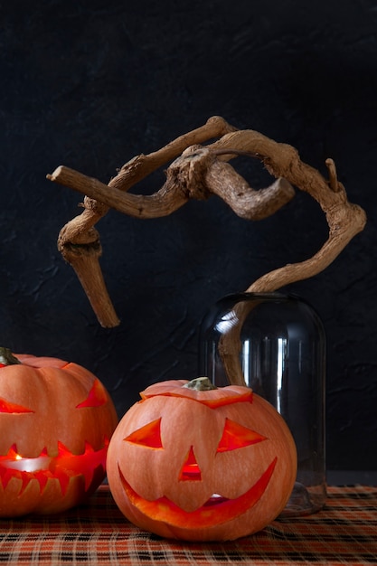 Foto gratuita lanterna di zucca intagliata di halloween spaventoso con faccia spettrale