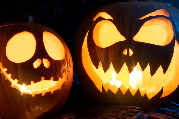 Foto gratuita zucca di halloween spaventosa con la luce