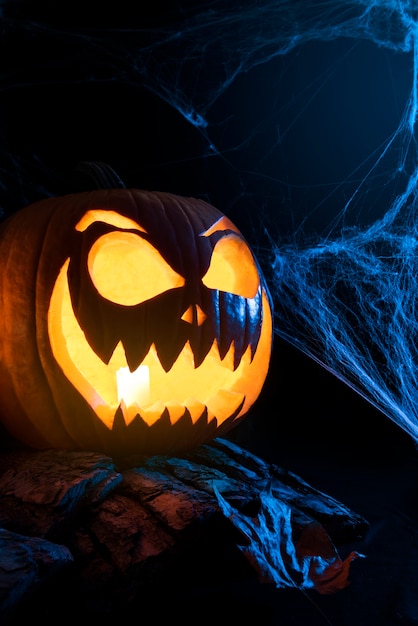 Foto gratuita zucca di halloween spaventosa con la luce