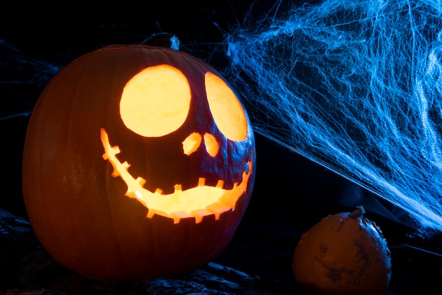 Foto gratuita zucca di halloween spaventosa con la luce