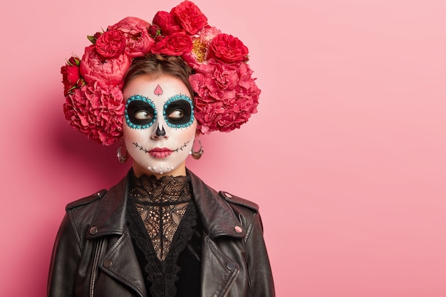 Free photo scary woman with skull makeup, prepares for day of dead in mexico