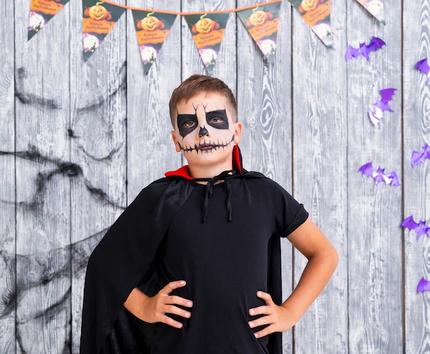 Giovane ragazzo spaventoso in costume di halloween