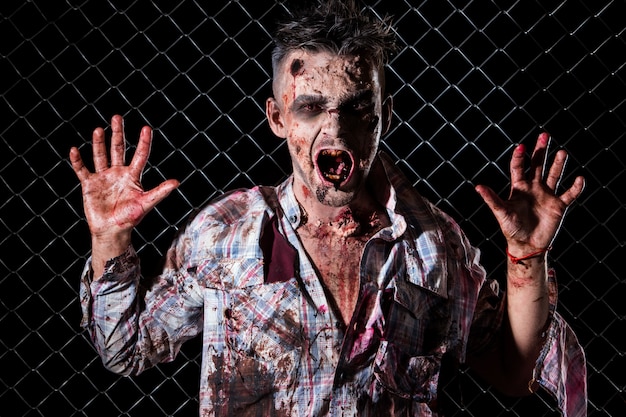 Foto gratuita cosplay di costume da zombi spaventoso