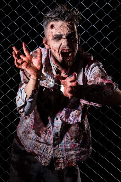 Foto gratuita cosplay di costume da zombi spaventoso