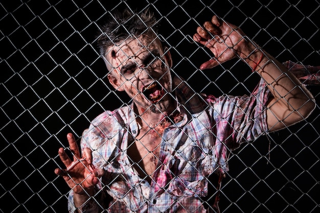 Бесплатное фото Страшный костюм зомби косплей