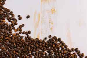 Free photo scattering coffee grains