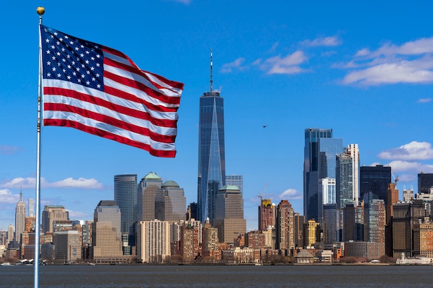 위치는 맨해튼 뉴욕 도시 강변에 미국 국기의 장면