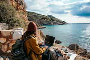 Foto gratuita scena con giovani diversi che sono nomadi digitali e lavorano a distanza da luoghi da sogno