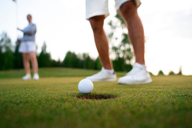 Foto gratuita scena con gli amici sul campo da golf