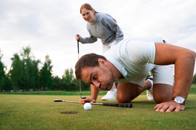 Foto gratuita scena con gli amici sul campo da golf