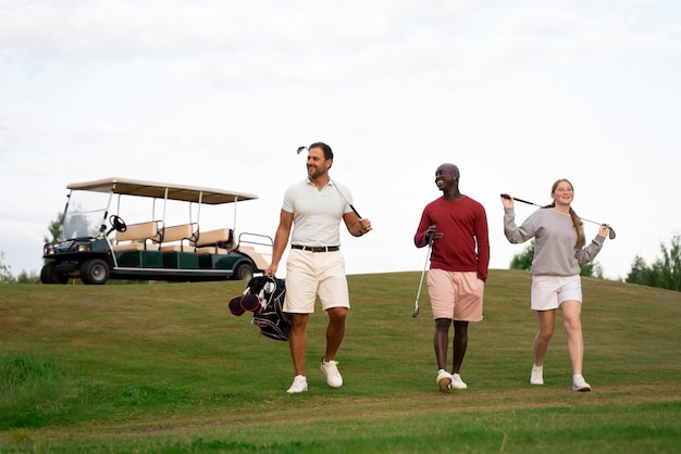 Foto gratuita scena con gli amici sul campo da golf