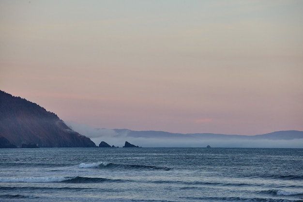 カリフォルニア州ユーレカ近くの太平洋に沈む息を呑むような夕日の風景