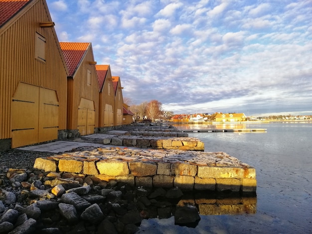 Stavern 노르웨이의 흐린 하늘 아래 호수 주변 건물의 풍경