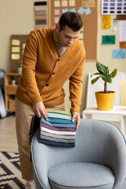 Foto gratuita sceneggiatori al lavoro