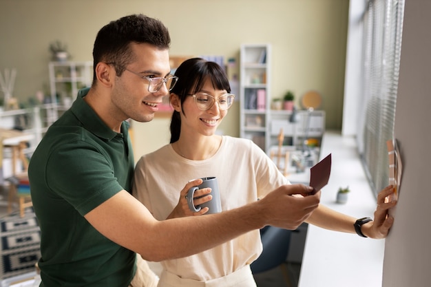 Foto gratuita sceneggiatori al lavoro