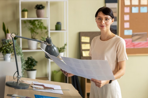 Foto gratuita sceneggiatori al lavoro