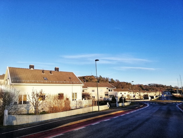 ラルヴィークノルウェーの澄んだ空の下で家がいっぱいの地区の風景