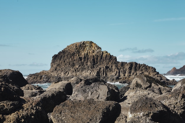 無料写真 オレゴン州キャノンビーチの太平洋岸北西部の海岸線にある岩の風景