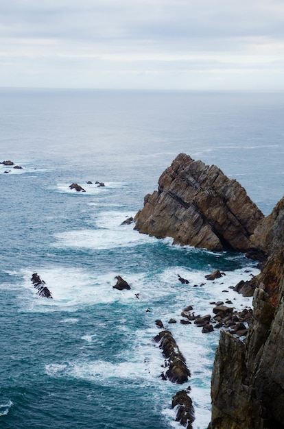 Foto gratuita scenario di una formazione rocciosa vicino all'oceano nelle asturie, in spagna