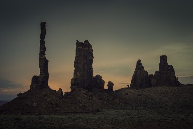 Пейзажи скальных образований во время захватывающего дух заката в каньоне