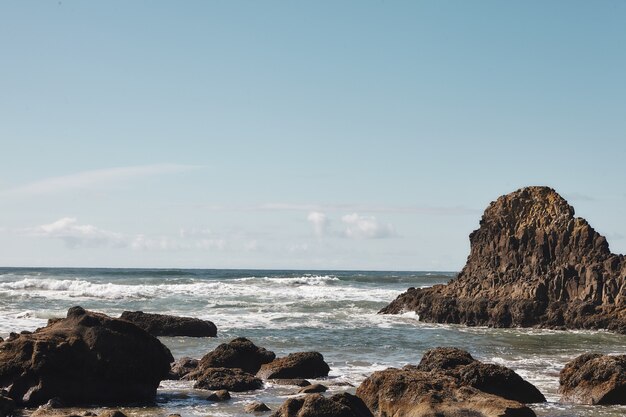 오레곤 주 캐논 비치에있는 태평양 북서부 해안선의 바위 풍경
