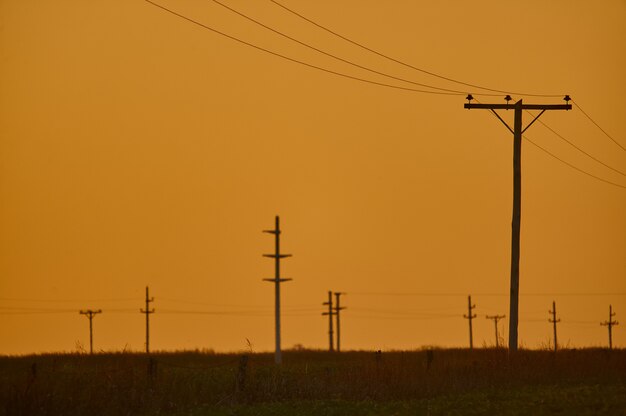 架空送電線の夕日の風景