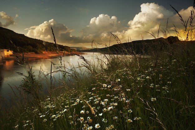 영국 더비셔에있는 Ladybower 저수지의 강에서 일몰의 풍경