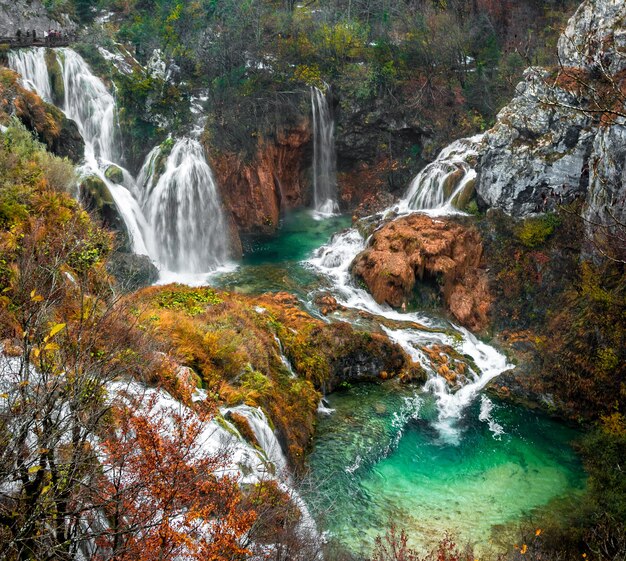 크로아티아 플리트비키(Plitvicki)에 위치한 플리트비체 호수 국립공원(Plitvice Lakes National Park)에서 폭포의 아름다운 높은 각도 샷