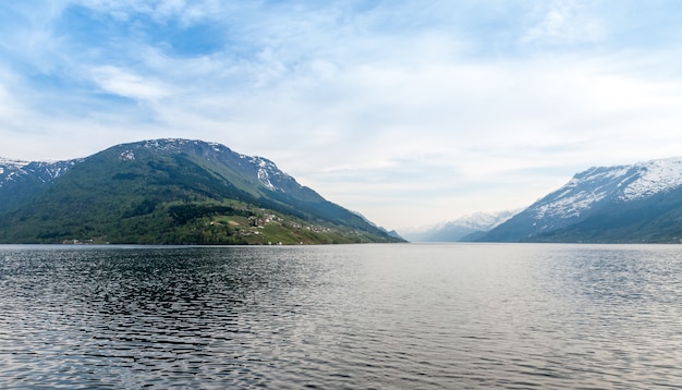 ノルウェーのフィヨルドの風光明媚な風景。