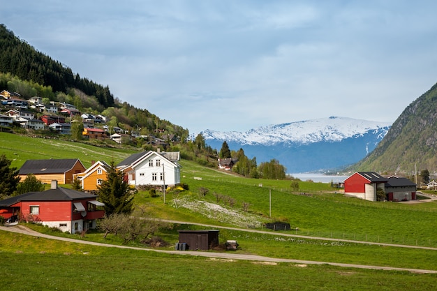 Foto gratuita paesaggi panoramici dei fiordi norvegesi.