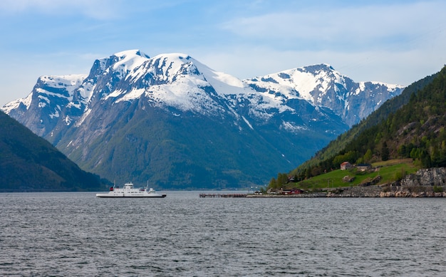 ノルウェーのフィヨルドの風光明媚な風景。