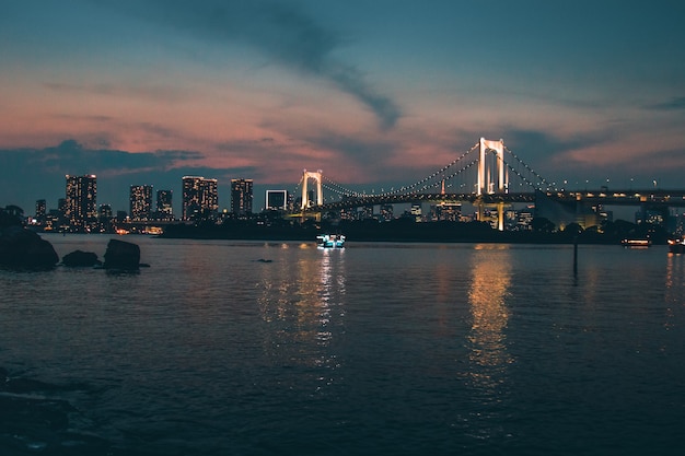 日本の港のレインボーブリッジを望む夜明けの街の風光明媚な写真