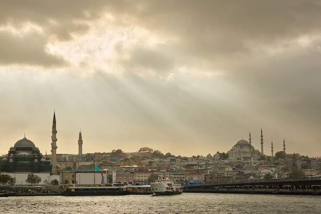 町への雲の切れ間から太陽光線の光で風光明媚な海の風景風景イスタンブール旅行コンセプト