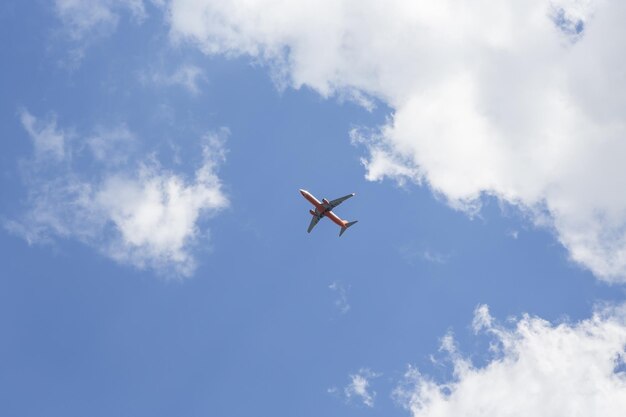 아름다운 클라우드 스케이프 아래에서 비행하는 비행기의 경치 샷