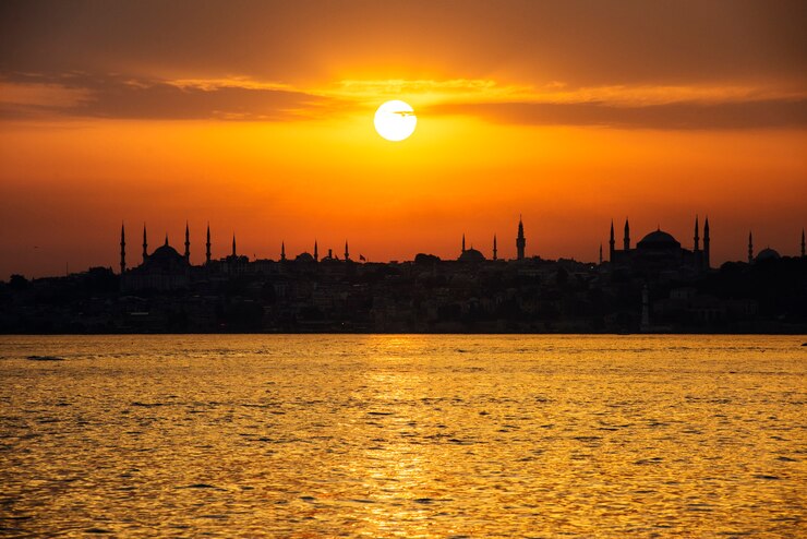 Free Photo scenic of sunrise over the ocean in istanbul turkey