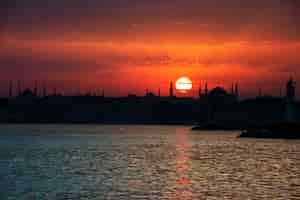 Free photo scenic of sunrise over the ocean in istanbul turkey